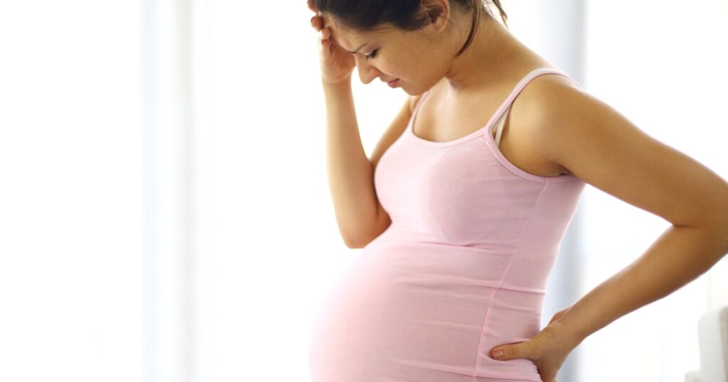 Pokud bolesti zad v 2. trimestru těhotenství doprovází i horečka, vyhledejte lékařskou pomoc