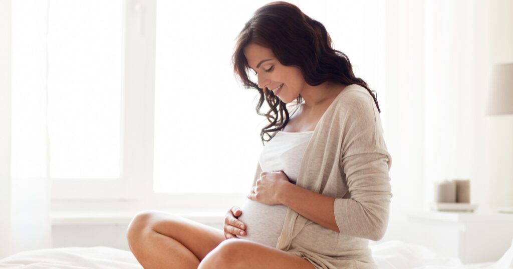 Jednou z hlavních příčin bolesti zad v 2. trimestru těhotenství bývá zvyšování tělesné hmotnosti a její nové rozložení v rámci ženského těla. Na tak rychlý přírůstek není organismus zvyklý a způsobuje  neobvyklou zátěž na páteř. 