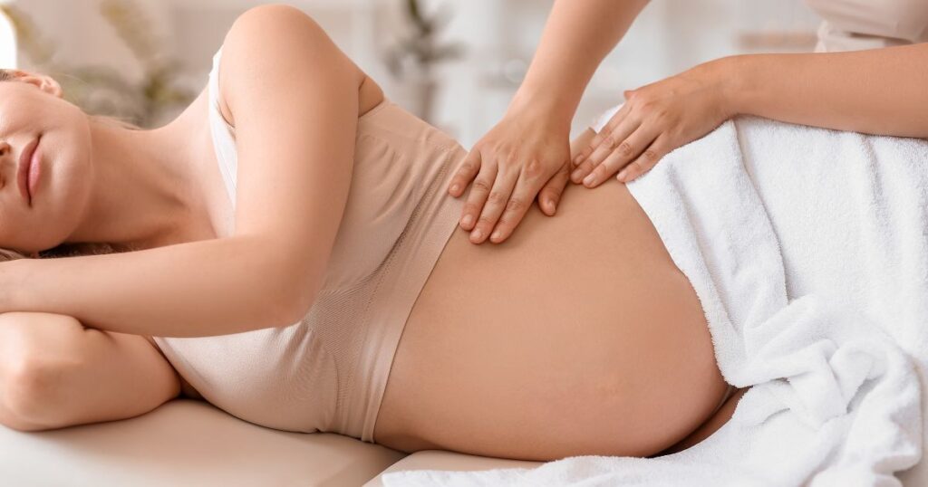 Také správně provedená těhotenská masáž může pomoci snížit bolest zad v těhotenství. Měla by probíhat v leže na boku nebo v polosedě, protože tím se minimalizuje tlak na oblast břicha a zlepšuje pohodlí. Masáž by měl dělat zkušený masér.