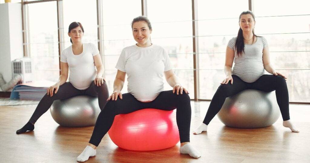 Pravidelné cvičení vám pomůže nejen s nesnesitelnou bolestí zad v těhotenství, ale také s přípravou na porod. Nejčastěji se doporučuje gymnastický míč, tím doporučuji vyměnit i židli v práci. Díky míči musíte svaly na zádech neustále zapojovat a nebude vás to svádět k hrbení. Navíc uvolníte kyčle.