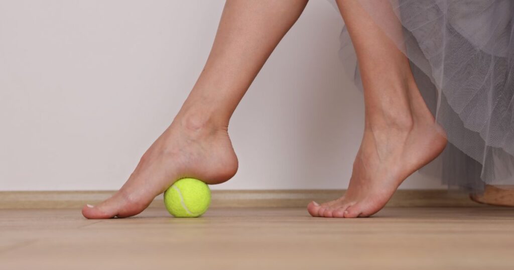 Ploché nohy a bolesti zad musíte řešit především cvičením. Cviky na ploché nohy jsou zaměřené na posílení svalů nohou, zejména svalů kolem klenby.